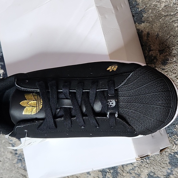 Men's Superstar Pure Black Sneakers Gold Trefoil Logo FZ2145 - Picture 4 of 8